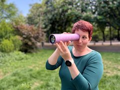 Myriam Glatz schaut durch ein Kaleidoskop als Sinnbild für Perspektivwechsel